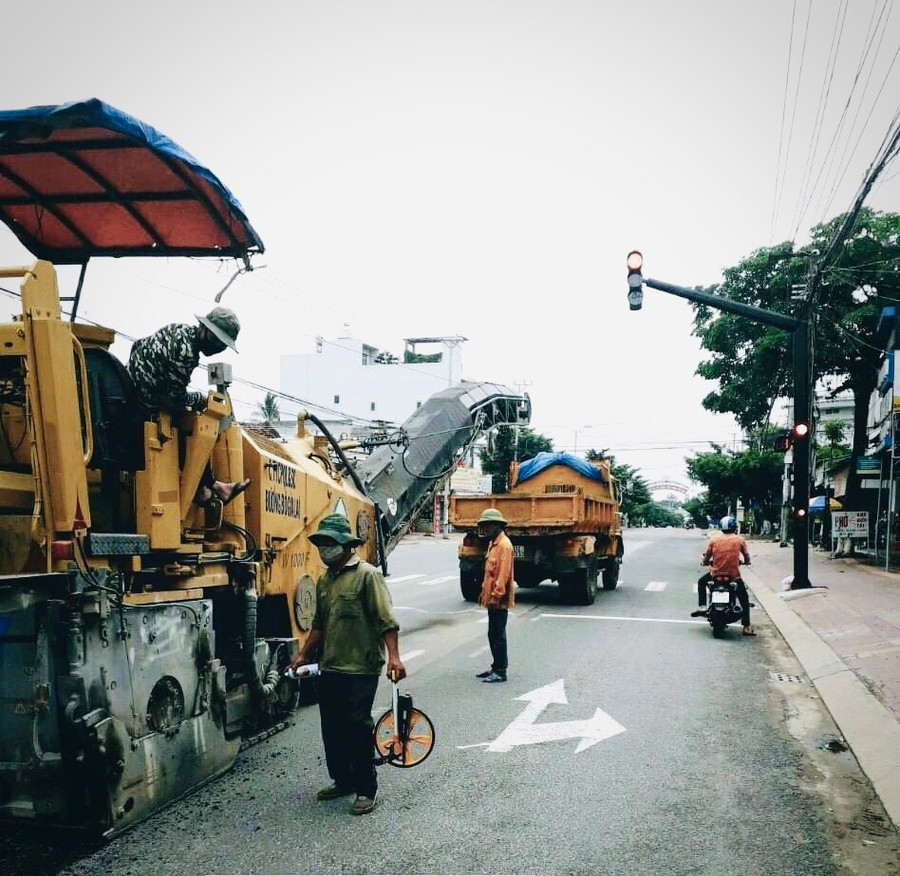 Công nhân đang xử lý vệt hằn lún bánh xe trên quốc lộ 19, đoạn qua thị xã An Khê. Ảnh: L.H