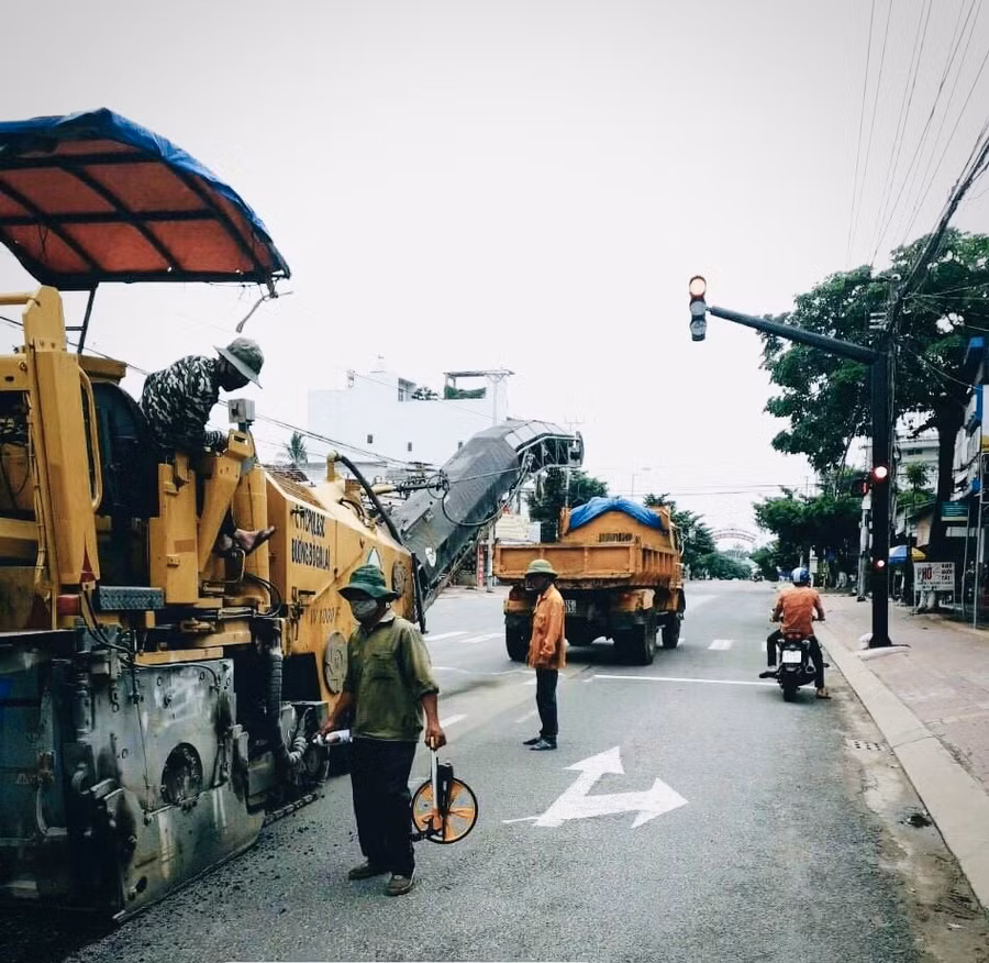 Công nhân đang xử lý vệt hằn lún bánh xe trên quốc lộ 19, đoạn qua thị xã An Khê. Ảnh: L.H