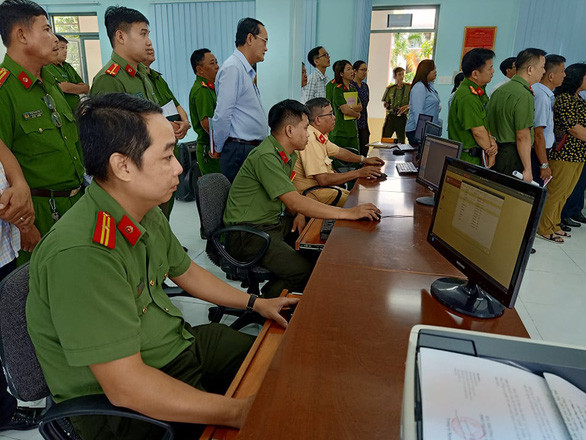 Mỗi ca trực có 3 cán bộ chiến sĩ công an đảm nhận nhiệm vụ ghi nhận tất cả thông tin truyền về Trung tâm điều hành và quan sát hình ảnh an ninh trật tự quận 10 - Ảnh: MAI HƯƠNG