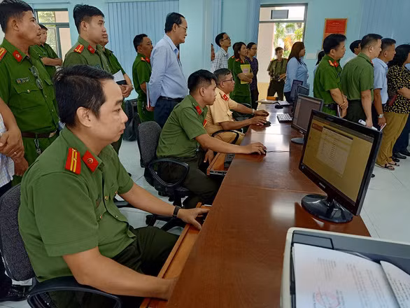 Mỗi ca trực có 3 cán bộ chiến sĩ công an đảm nhận nhiệm vụ ghi nhận tất cả thông tin truyền về Trung tâm điều hành và quan sát hình ảnh an ninh trật tự quận 10 - Ảnh: MAI HƯƠNG