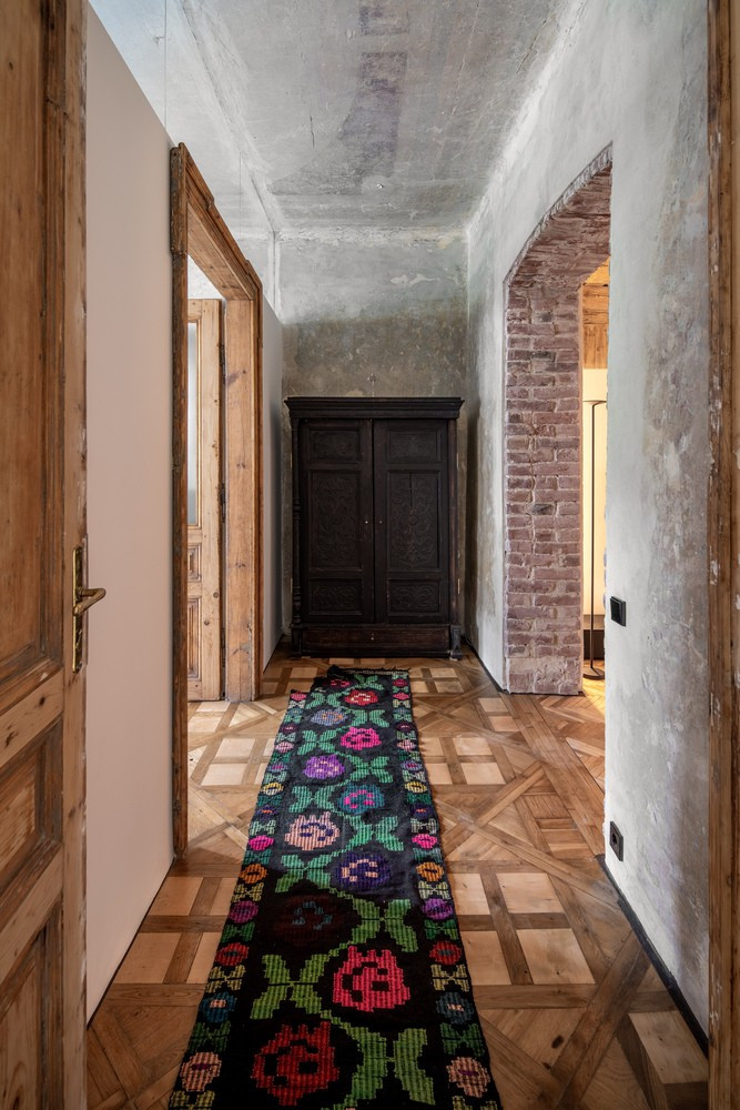 Căn hộ bị giới hạn bởi các phòng cực kỳ hẹp và dài, bởi vậy chủ nhà đã thay đổi bằng cách thêm gương vào hành lang cũng như các phòng. Căn hộ bị giới hạn bởi các phòng cực kỳ hẹp và dài, bởi vậy chủ nhà đã thay đổi bằng cách thêm gương vào hành lang cũng như các phòng.