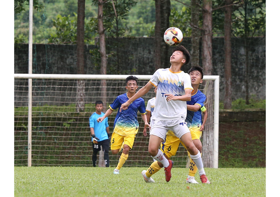 Cầu thủ U17 HA.GL (áo trắng) trong trận đấu với U17 Phú Yên (xanh). Ảnh: Minh Trần