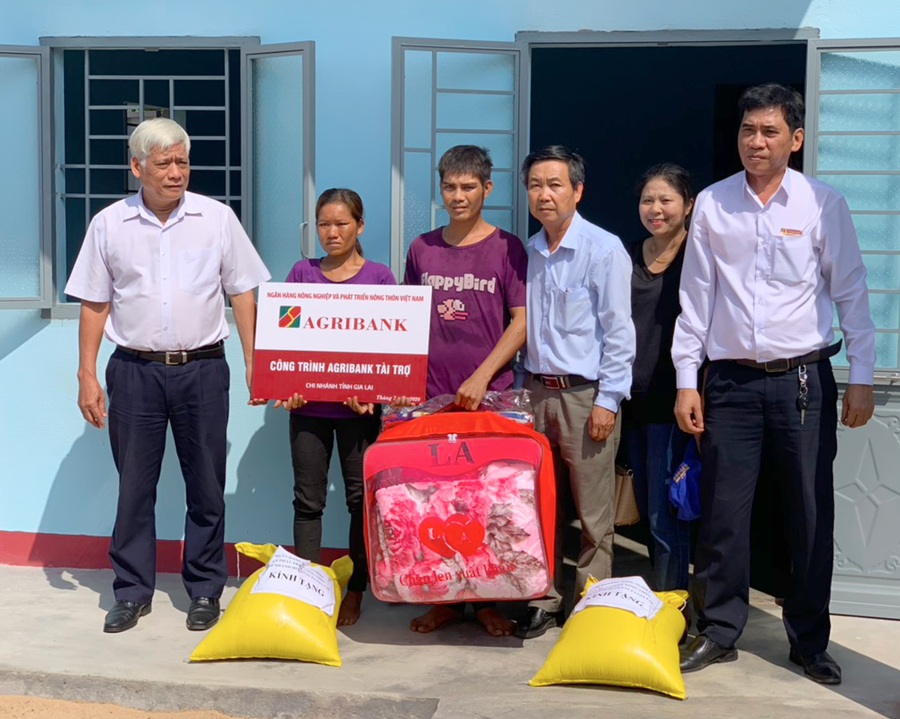 Đại diện Đảng ủy Khối các Cơ quan và Doanh nghiệp tỉnh Gia Lai cùng đơn vị tài trợ bàn giao nhà, trao quà cho 1 hộ nghèo xã Ia Ma Rơn, huyện Ia Pa. Ảnh: Vũ Chi