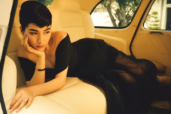 Qua bộ ảnh này, Hoà Minzy mong muốn khán giả biết đến cô với một hình ảnh chỉn chu, trưởng thành hơn trong phong cách âm nhạc cũng như thời trang thay vì hình tượng nhí nhố, tinh nghịch trước đây. ẢNH: NVCC