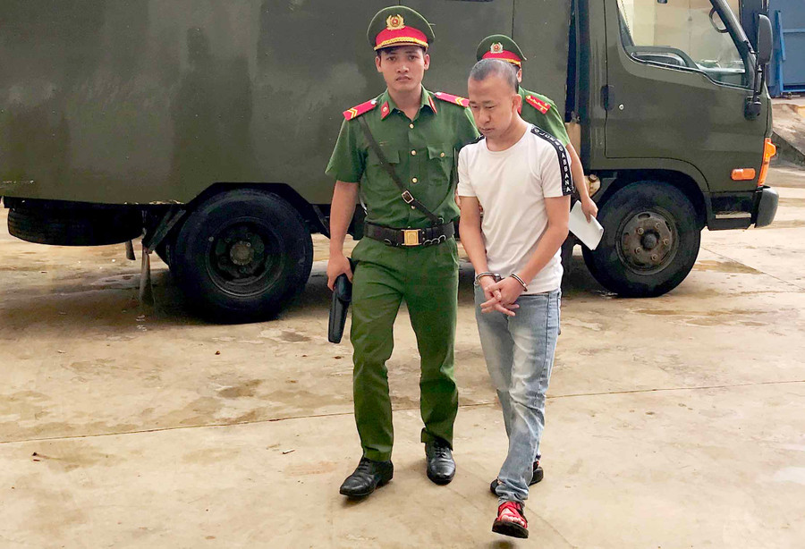 Bị cáo Trung được dẫn giải đến phiên tòa. Ảnh: Văn Ngọc 