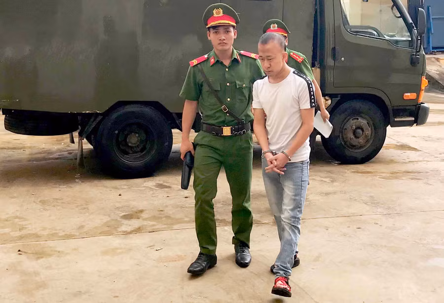 Bị cáo Trung được dẫn giải đến phiên tòa. Ảnh: Văn Ngọc 