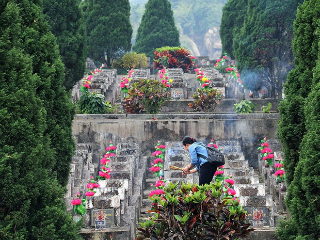 Người trẻ tìm đến thắp hương tại nghĩa trang liệt sĩ Vị Xuyên ẢNH: MAI THANH HẢI