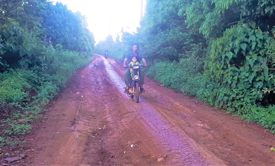  Trục đường chính của làng Groi (xã Kon Thụp, huyện Mang Yang) vẫn còn là đường đất. Ảnh: Đ.Y