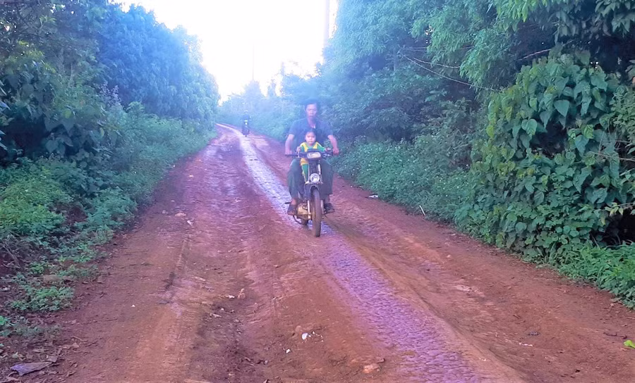  Trục đường chính của làng Groi (xã Kon Thụp, huyện Mang Yang) vẫn còn là đường đất. Ảnh: Đ.Y