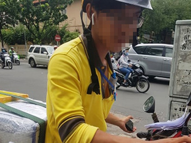 Nhân viên bưu điện trả kết quả đăng ký giấy phép kinh doanh cho khách