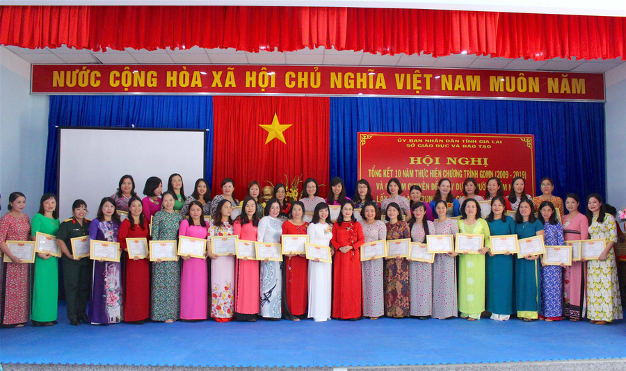 Khen thưởng cho các cá nhân đạt thành tích xuất sắc trong thực hiện chuyên đề 