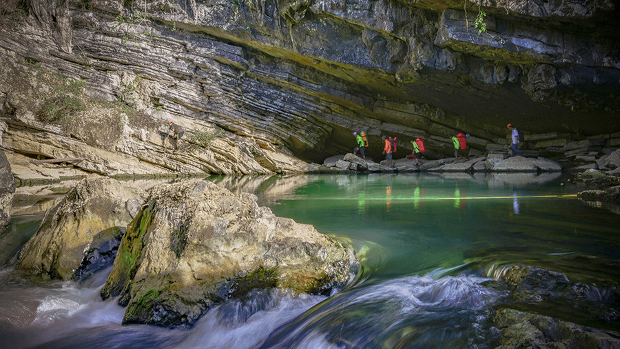 Trước khi vào hang Tiên phải đi qua hồ nước có màu xanh ngọc, dân địa phương gọi đây là hồ không đáy vì lòng hồ thông vào vách núi. Ảnh: N.V.H.