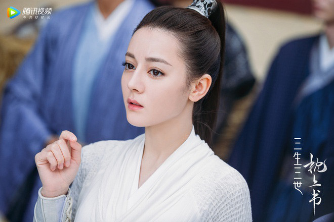 Trong phim, Địch Lệ Nhiệt Ba thủ vai Phượng Cửu - nàng hồ ly xinh đẹp, si tình.