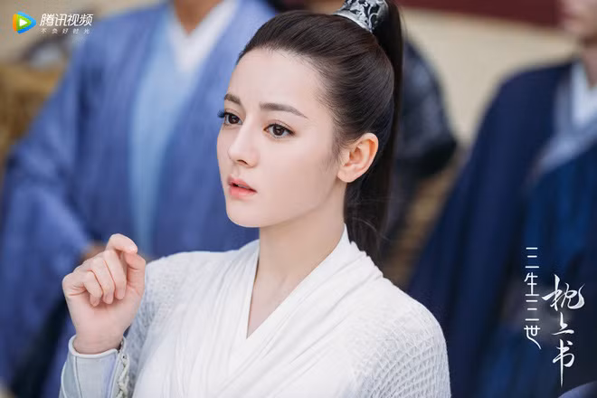 Trong phim, Địch Lệ Nhiệt Ba thủ vai Phượng Cửu - nàng hồ ly xinh đẹp, si tình.