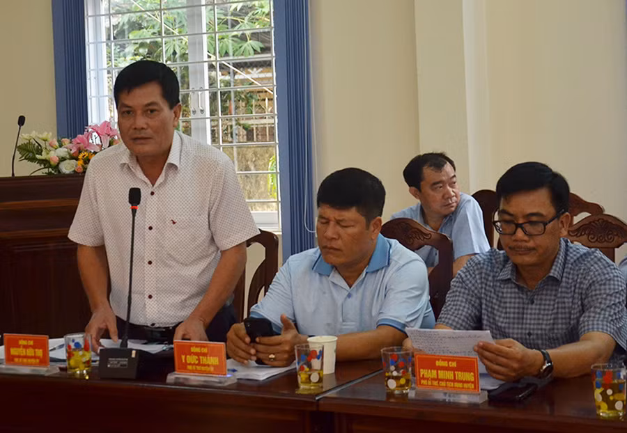 Bí thư Huyện ủy Đak Đoa Nguyễn Hữu Thọ báo cáo công tác chuẩn bị đại hội với Tổ công tác. Ảnh: Phương Linh