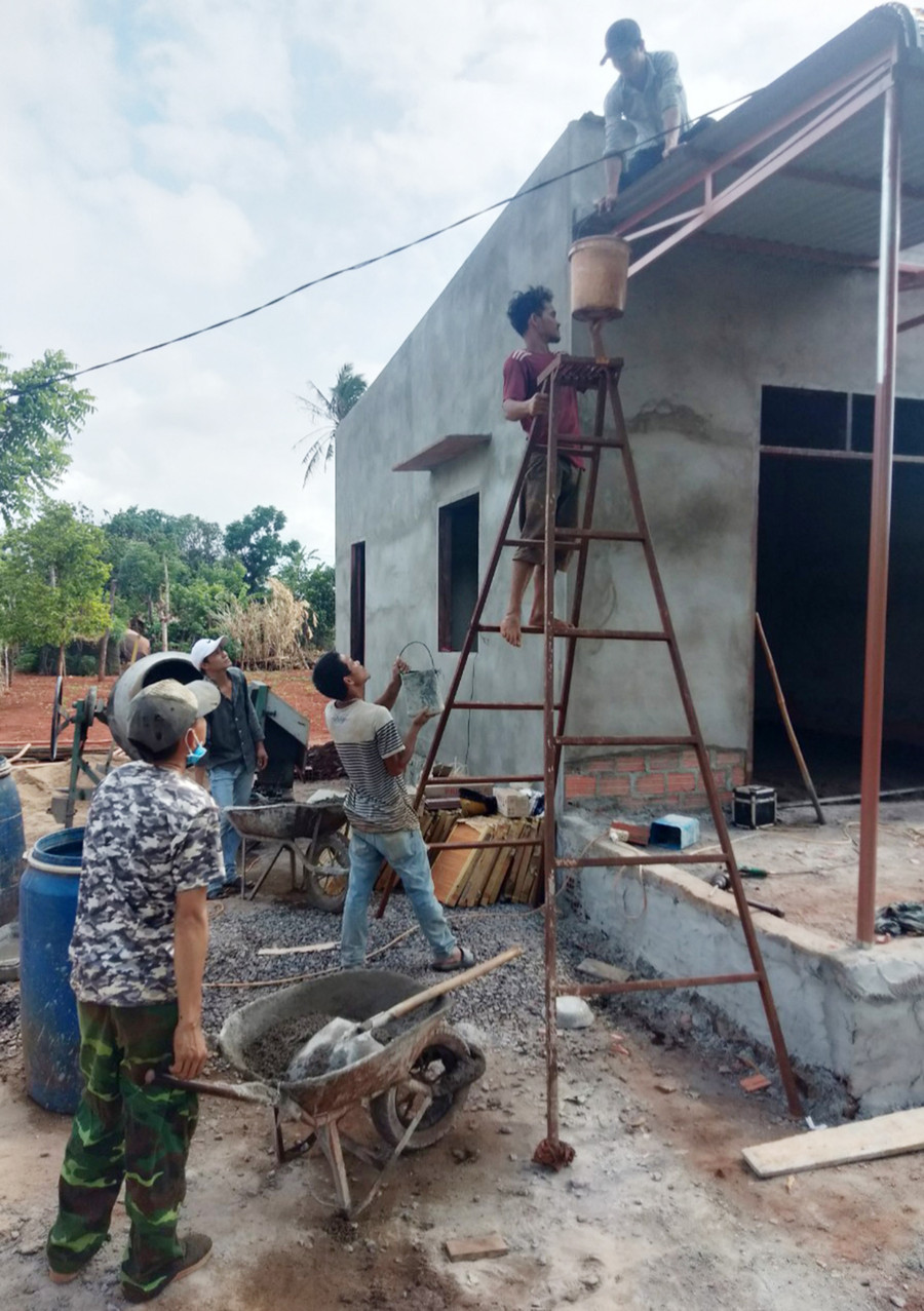 Hội viên Hội CCB huyện Chư Pưh giúp hoàn thiện ngôi nhà của CCB Rmah Khun (làng Tho Gab, xã Chư Don). Ảnh: Lê Ngọc
