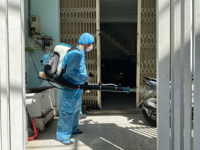 Phun thuốc khử khuẩn xung quanh nhà bệnh nhân 418