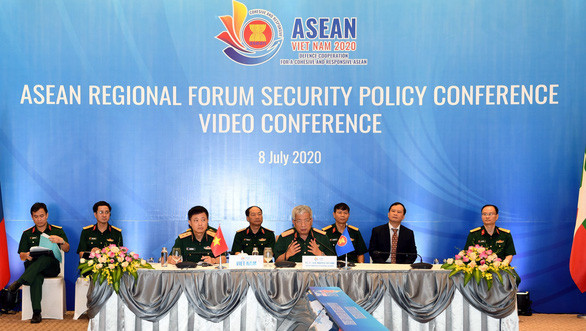 Thượng tướng Nguyễn Chí Vịnh, thứ trưởng Bộ Quốc phòng, chủ trì hội nghị ASPC sáng 8-7 - Ảnh: Đ.BÌNH