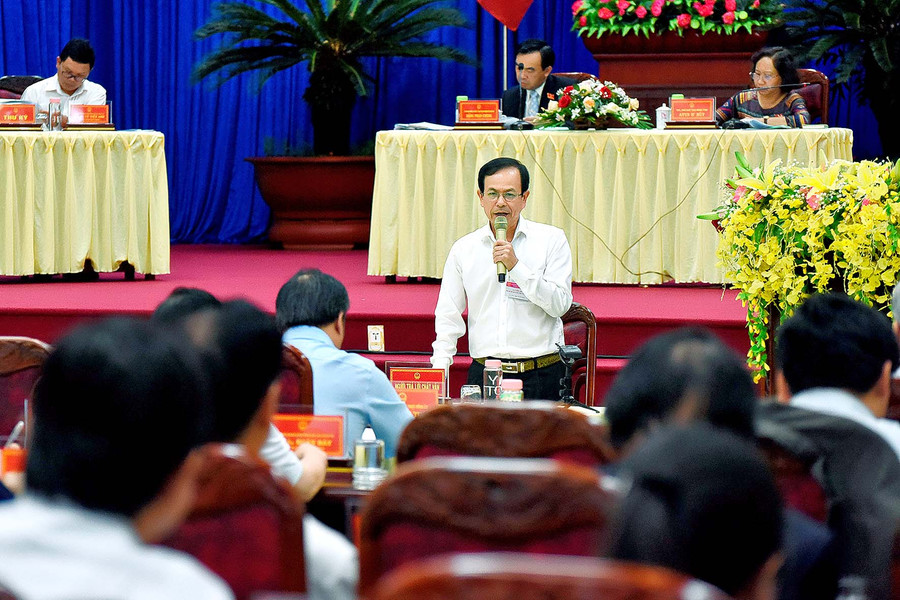 Ông Phạm Duy Du-Giám đốc Sở Tài nguyên và Môi trường trả lời chất vất. Ảnh: Đức Thụy