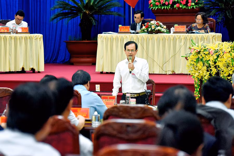 Ông Phạm Duy Du-Giám đốc Sở Tài nguyên và Môi trường trả lời chất vất. Ảnh: Đức Thụy