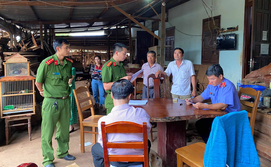 Lực lượng Công an đọc quyết định bắt Nguyễn Quốc Hùng (thứ 2 từ phải qua). Ảnh: Văn Ngọc