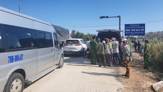 Xe cứu thương đưa thi thể tài xế gặp nạn về Bệnh viện đa khoa tỉnh Phú Yên - Ảnh: Đức Huy Xe cứu thương đưa thi thể tài xế gặp nạn về Bệnh viện đa khoa tỉnh Phú Yên - Ảnh: Đức Huy