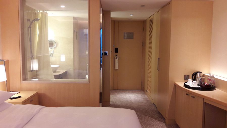 Đừng quên kiểm tra các tiện ích dù là nhỏ nhất trong phòng ở như ấm đun nước, máy sấy tóc,... trước khi quyết định đặt phòng (Ảnh: TRANG LINH) 