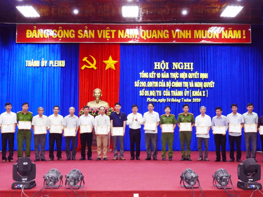 Các tập thể và cá nhân có thành tích xuất sắc thực hiện Nghị quyết số 05-NQ/TU của Ban Chấp hành Đảng bộ thành phố khóa X được UBND Thành phố Pleiku tặng giấy khen. Ảnh: Thanh Nhật 