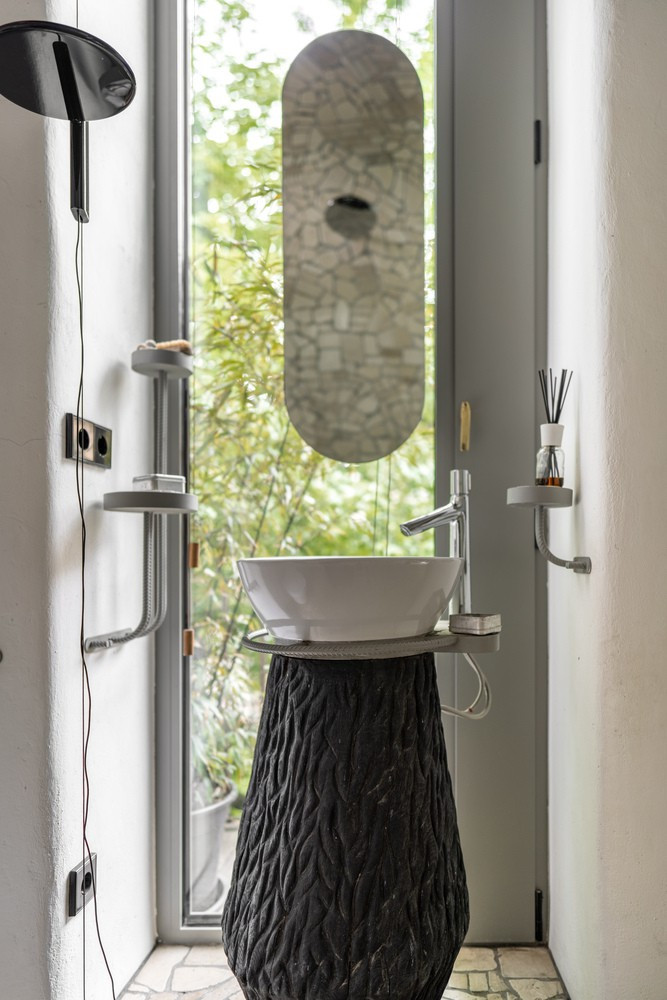 Trổ thêm một cửa phụ trong phòng tắm, để căn phòng không bị cảm giác chật hẹp và tù túng lấn át. Trổ thêm một cửa phụ trong phòng tắm, để căn phòng không bị cảm giác chật hẹp và tù túng lấn át.