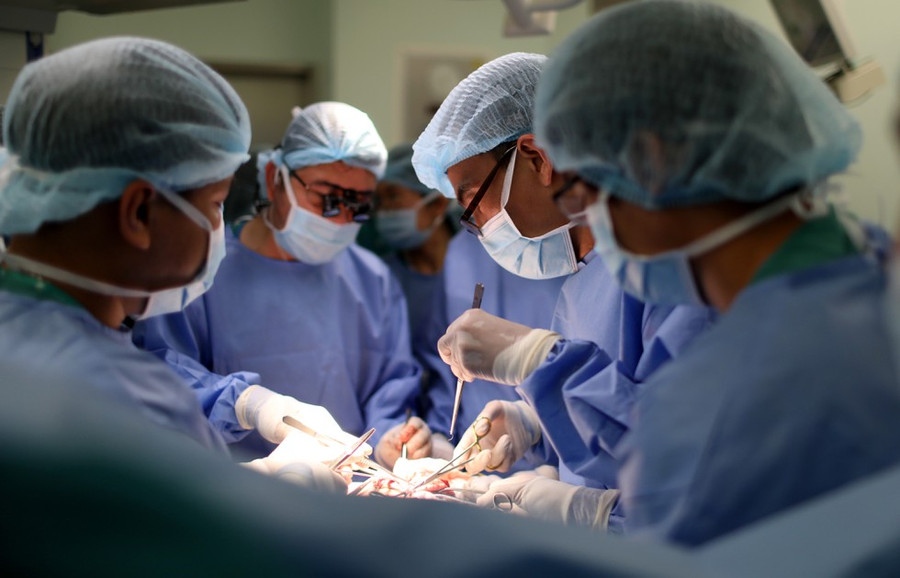Chuẩn bị nguồn nhân lực chuyên khoa cho cuộc mổ tách dính này, ngành y tế TP.HCM đã huy động 93 nhân viên, bao gồm hơn 60 y, bác sĩ điều dưỡng và nhân viên ẢNH: NGỌC DƯƠNG
