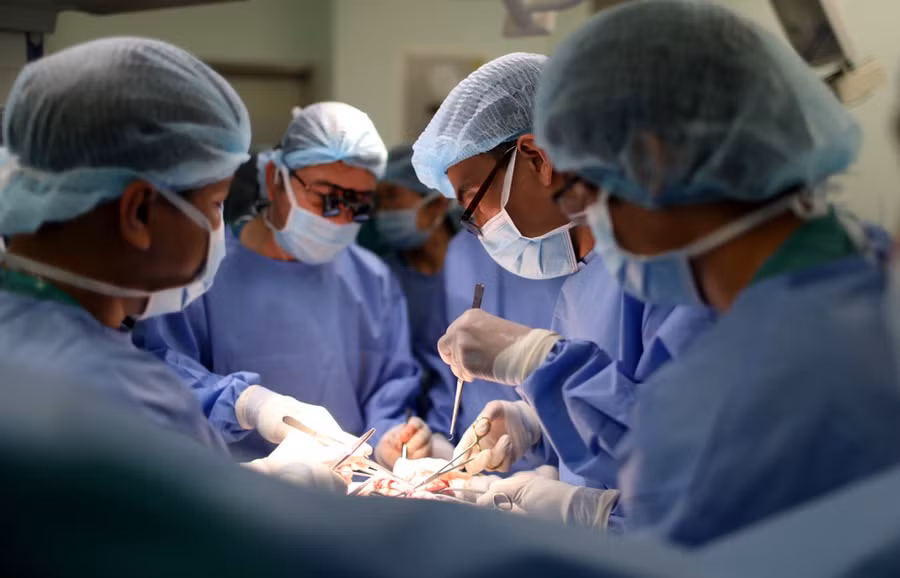 Chuẩn bị nguồn nhân lực chuyên khoa cho cuộc mổ tách dính này, ngành y tế TP.HCM đã huy động 93 nhân viên, bao gồm hơn 60 y, bác sĩ điều dưỡng và nhân viên ẢNH: NGỌC DƯƠNG