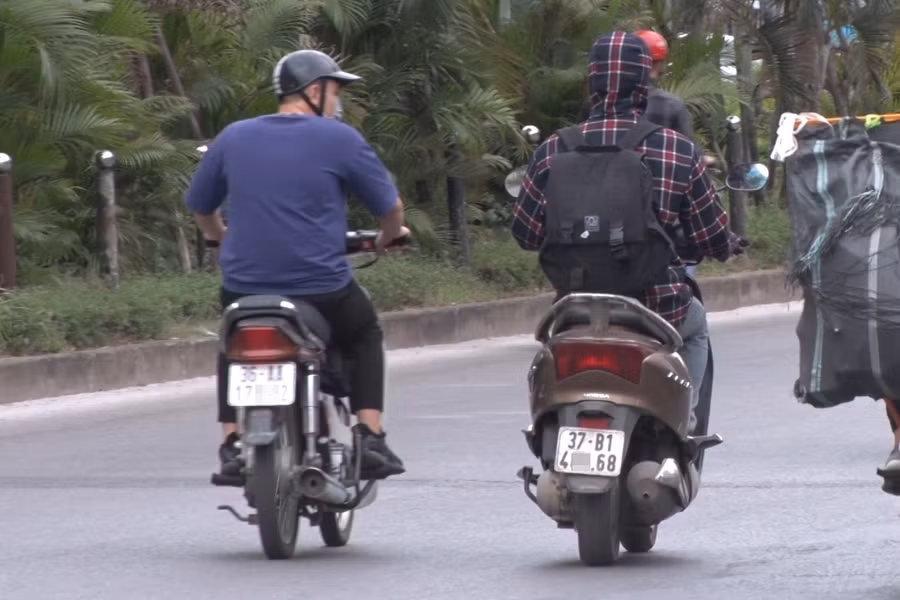 Từ 1.8, sinh viên ngoại tỉnh không được đăng ký xe biển Hà Nội, TP. Hồ Chí Minh. Ảnh: Tạ Quang.