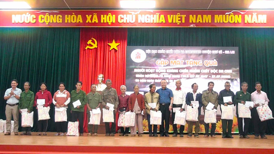 Tặng quà cho người hoạt động kháng chiến bị nhiễm chất độc da cam. Ảnh: Mỹ Đức Ảnh: Mỹ Đức