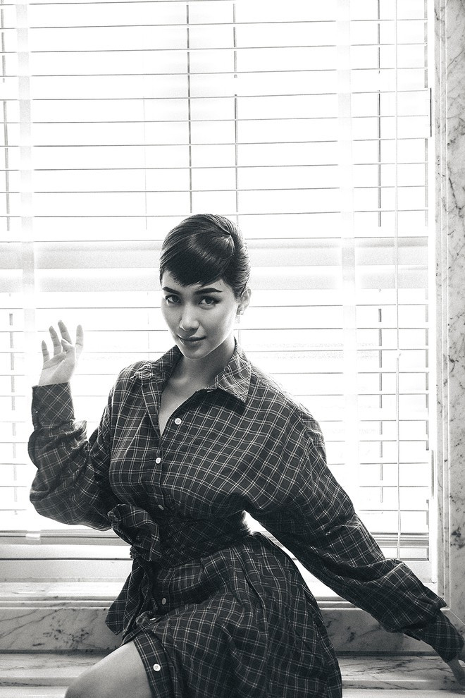 Đây cũng là lần đầu tiên Hoà Minzy thực hiện một bộ ảnh thời trang kết hợp cùng những thương hiệu thời trang danh tiếng như Hermes, Saint Laurent, Hanoia cùng nhiều trang phuc của các nhà thiết kế Việt Nam. ẢNH: NVCC