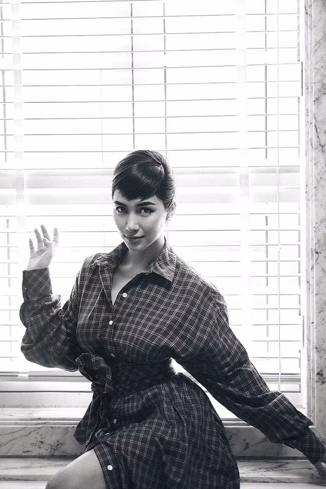 Đây cũng là lần đầu tiên Hoà Minzy thực hiện một bộ ảnh thời trang kết hợp cùng những thương hiệu thời trang danh tiếng như Hermes, Saint Laurent, Hanoia cùng nhiều trang phuc của các nhà thiết kế Việt Nam. ẢNH: NVCC