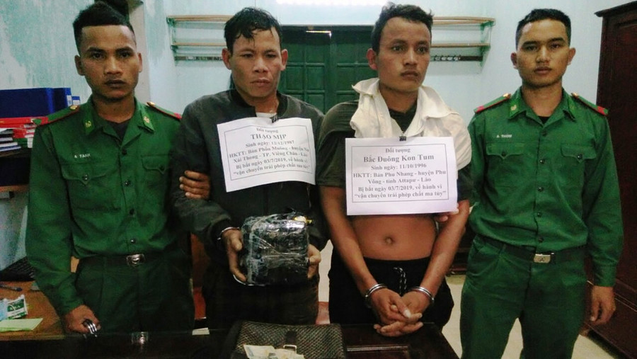 Thạo Mịp và Bắc Đuông Kon Tum cùng tang vật ma túy bị bắt trong chuyên án Đại úy Duẩn tham gia. Thạo Mịp và Bắc Đuông Kon Tum cùng tang vật ma túy bị bắt trong chuyên án Đại úy Duẩn tham gia.
