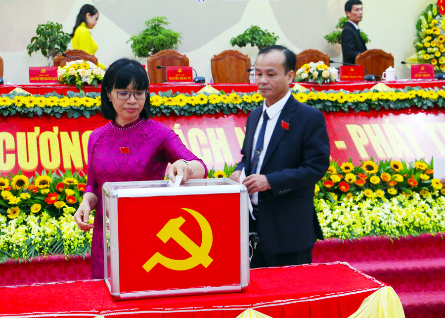 Đoàn chủ tịch bỏ phiếu bầu Ban Chấp hành Đảng bộ thị xã An Khê khóa XVII. Ảnh: Tấn Minh 