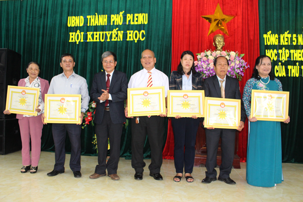 Tiến sĩ Nguyễn Văn Chiến-Chủ tịch Hội Khuyến học tỉnh trao Bằng khen của Trung ương Hội cho các tập thể, cá nhân đạt thành tích xuất sắc. Ảnh: Nguyễn Giang