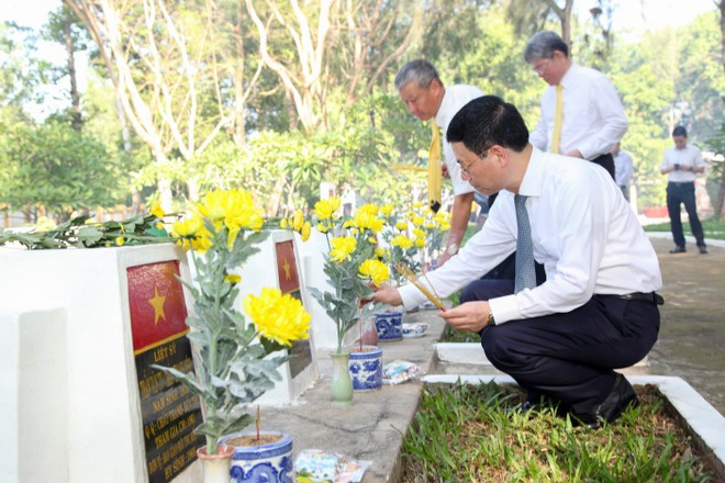 Đoàn công tác Bộ TT-TT thắp nhang tri ân trên các phần mộ liệt sĩ ẢNH: GIANG PHƯƠNG