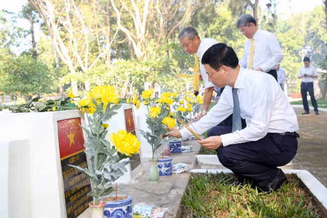 Đoàn công tác Bộ TT-TT thắp nhang tri ân trên các phần mộ liệt sĩ ẢNH: GIANG PHƯƠNG