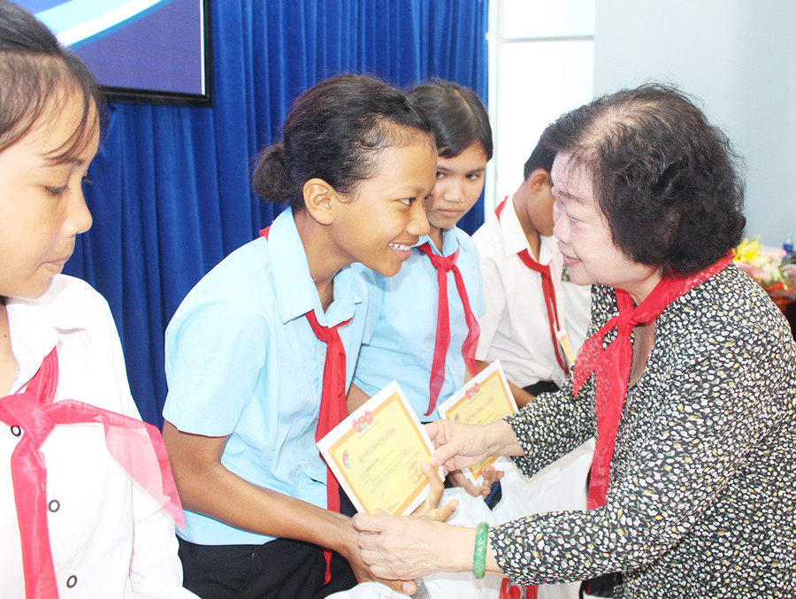 Bà Trương Mỹ Hoa-nguyên Phó Chủ tịch nước, Chủ tịch Quỹ học bổng Vừ A Dính trao học bổng cho các em học sinh. Ảnh: P.L Bà Trương Mỹ Hoa nguyên Phó Chủ tịch nước, Chủ tịch Qũy học bổng Vừ A Dính tặng quà cho các em học sinh. Ảnh: P.L