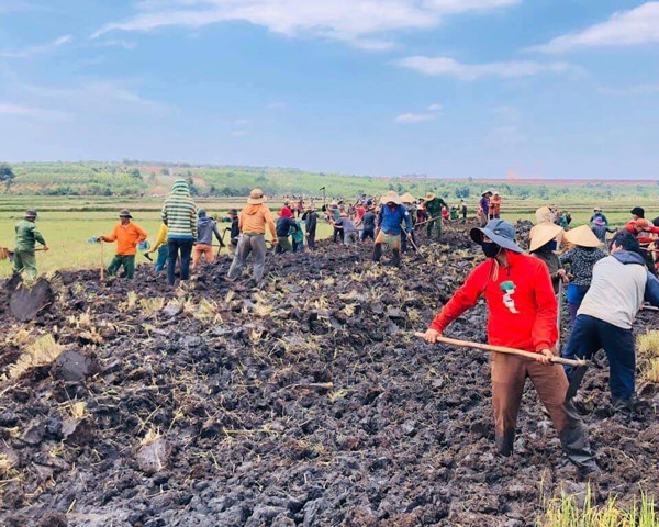 Người dân làm đường nội đồng ở cánh đồng Đak Breng. Ảnh: A.H