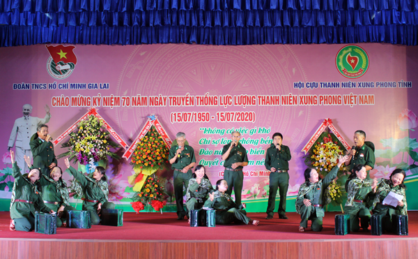 Tiết mục “Đêm Trường Sơn nhớ Bác” của Hội Cựu TNXP TP. Pleiku. Ảnh: Thủy Bình Tiết mục “Đêm Trường Sơn nhớ Bác” của Hội Cựu TNXP TP. Pleiku. Ảnh: Thủy Bình