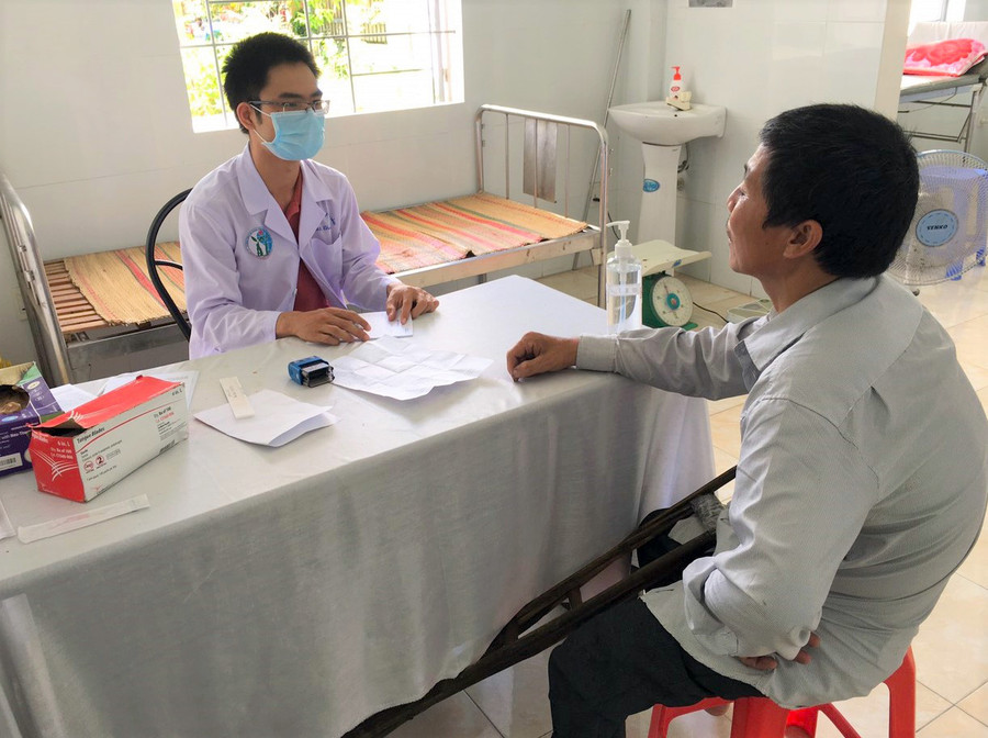 Người khuyết tật được khám sàng lọc và chỉ định phẫu thuật miễn phí. Ảnh: Đinh Yến