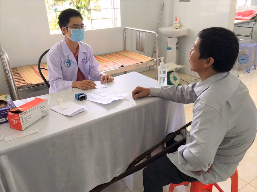 Người khuyết tật được khám sàng lọc và chỉ định phẫu thuật miễn phí. Ảnh: Đinh Yến