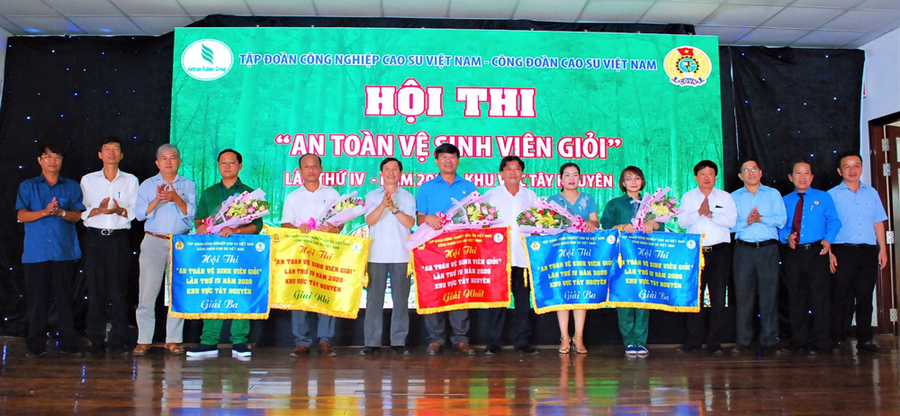 Ban tổ chức trao giải cho các đội đạt thành tích cao tại Hội thi. Ảnh: Đinh Yến Ban tổ chức trao giải cho các đội đạt thành tích cao tại Hội thi. Ảnh: Đinh Yến