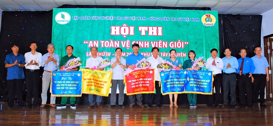 Ban tổ chức trao giải cho các đội đạt thành tích cao tại Hội thi. Ảnh: Đinh Yến