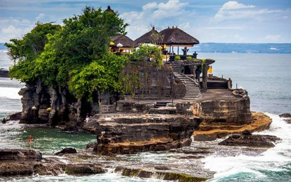 Đền Tanah lot nằm ngoài biển ở Bali là một trong những địa điểm được du khách yêu thích. Ảnh: JP