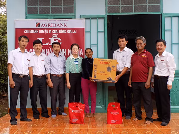  Bàn giao nhà tình nghĩa cho đối tượng chính sách tại xã Ia Bă. Ảnh: Thanh Nhật