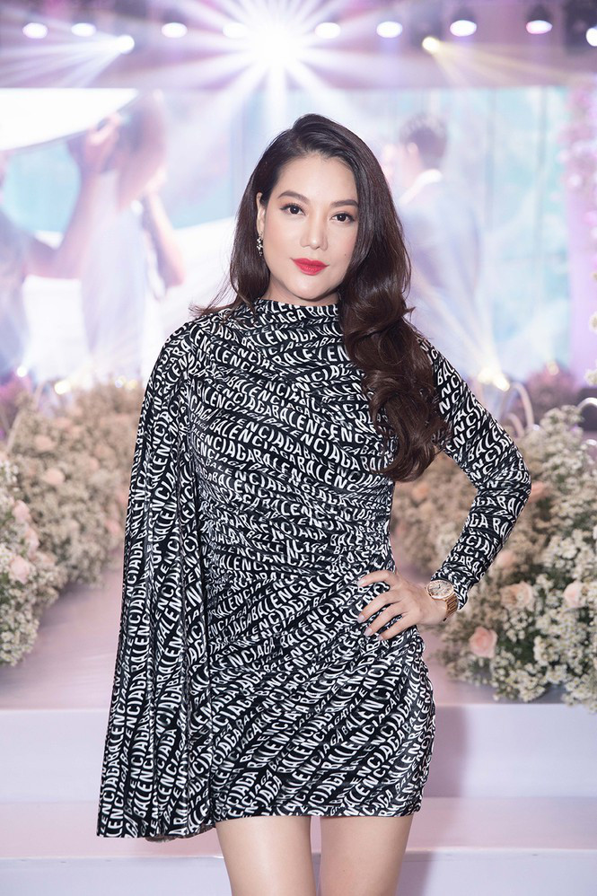 Riêng Trương Ngọc Ánh mặc đồ tôn khéo đôi chân dài miên man đến dự đám cưới của Á hậu Thúy Vân.